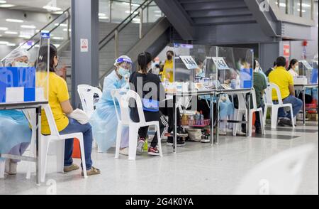 BANGKOK, THAILANDIA - 21 Giu 2021: Alla Grand Station di Bang sue Bangkok Thailandia : operatori sanitari al lavoro durante il primo giorno della campagna di vaccinazione Foto Stock