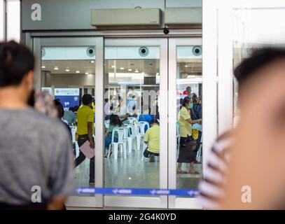 BANGKOK, THAILANDIA - 21 Giu 2021: Alla Grand Station di Bang sue Bangkok Thailandia : operatori sanitari al lavoro durante il primo giorno della campagna di vaccinazione Foto Stock