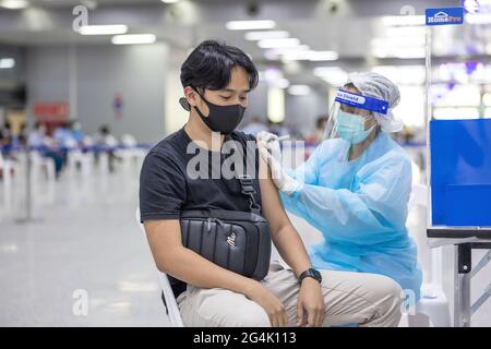 BANGKOK, THAILANDIA - 21 giu 2021: Il responsabile della salute tailandese mobilizza LA VACCINAZIONE COVID-19 per i pendolari incaricati dei servizi di trasporto pubblico a Bang sue Gran Foto Stock