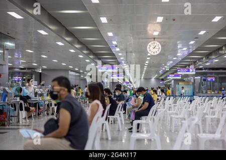 BANGKOK, THAILANDIA - 21 Giu 2021: Alla Grand Station di Bang sue Bangkok Thailandia : operatori sanitari al lavoro durante il primo giorno della campagna di vaccinazione Foto Stock