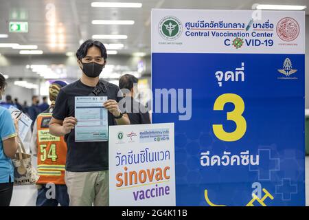 BANGKOK, THAILANDIA - 21 giu 2021: Il responsabile della salute tailandese mobilizza LA VACCINAZIONE COVID-19 per i pendolari incaricati dei servizi di trasporto pubblico a Bang sue Gran Foto Stock