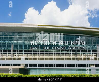 BANGKOK, THAILANDIA - 21 Giu 2021: Cantiere di Bang sue Grand Railway Station, il fulcro principale del sistema ferroviario, con il nome della stazione sig Foto Stock