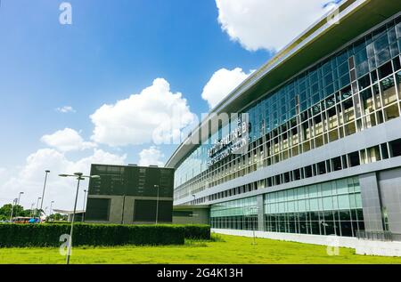 BANGKOK, THAILANDIA - 21 Giu 2021: Cantiere di Bang sue Grand Railway Station, il fulcro principale del sistema ferroviario, con il nome della stazione sig Foto Stock