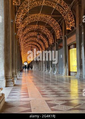 Venezia, Italia, 13 febbraio 2021 - Piazza San Marc, tutti i negozi vicino durante la chiusura, coronavirus nel lussuoso arco Foto Stock