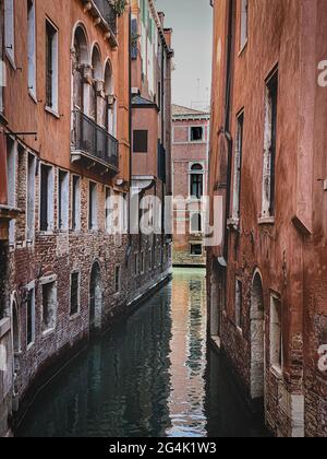 Immagine colorata di una piccola strada piena di linee per appendere la lavanderia a Venezia, Italia. Nessuna barca, nessuna gente Foto Stock