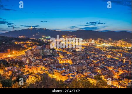 Barcellona Spagna, vista ad alto angolo dello skyline notturno della città da Bunkers del Carmel Foto Stock