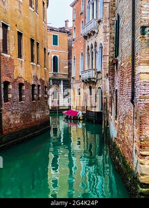 Belle riflessioni d'acqua nel piccolo canale, Venezia, Italia Foto Stock
