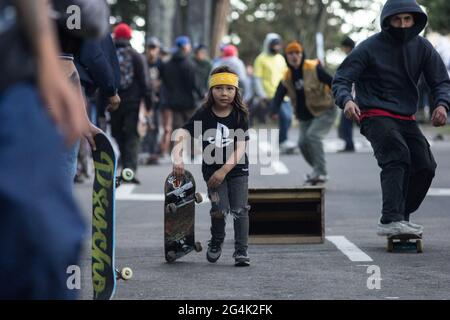 I bambini piccoli si esibiscono in skate durante la Giornata internazionale dello skateboard a Bogotà, Colombia, il 21 giugno 2021. Foto Stock