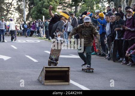 I bambini piccoli si esibiscono su una rampa durante il World Skateboarding Day di Bogotà, Colombia, il 21 giugno 2021. Foto Stock