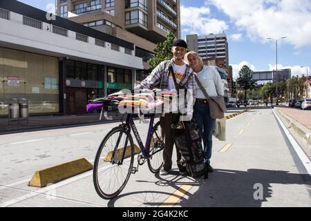 Un giovane skater che vende beaty propone una foto durante la Giornata mondiale dello skateboarding a Bogotà, Colombia, il 21 giugno 2021. Foto Stock