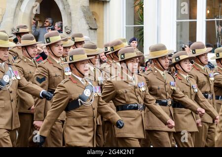 La Brigata di Gurkhas si sfilava dal Castello di Windsor durante la cerimonia che celebrava il Giubileo dei diamanti della Regina Elisabetta. Esercito Parata e Muster Foto Stock