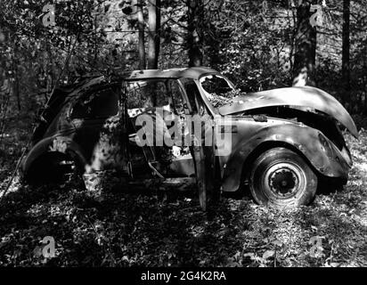 Ambiente, inquinamento ambientale, naufragi di automobili in una foresta vicino Epfach al Lech, alta Baviera, DIRITTI-AGGIUNTIVI-AUTORIZZAZIONE-INFORMAZIONI-NON-DISPONIBILI Foto Stock