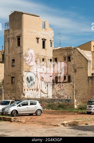 Palermo, Sicilia, Italia - 5 ottobre 2017: Le mura delle vecchie case in rovina con murales nel centro di Palermo. Foto Stock