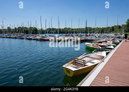 Germania, Duesseldorf, Reno, basso Reno, Bergisches Land, Renania Settentrionale-Vestfalia, NRW, Duesseldorf-Unterbach, Lago Unterbach, lago di scavo, porto di barche a vela, scarponi da vela, noleggio barche, barche a remi, tempo libero, divertimento Foto Stock