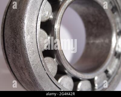 Colpo di primo piano di un cuscinetto a sfere arrugginito bloccato isolato su uno sfondo bianco Foto Stock