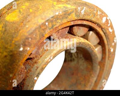 Primo piano di un vecchio cuscinetto a sfere bloccato arrugginito isolato su bianco Foto Stock