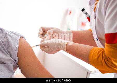 Aumale (Francia settentrionale) il 9 gennaio 2021: Campagna di vaccinazione contro COVID 19 per i residenti in case di cura, gruppo prioritario della prima fase. Vaccinazione Foto Stock