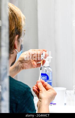 Rouen (Francia settentrionale) il 7 febbraio 2021: Campagna di vaccinazione contro COVID 19 per i residenti in case di cura a "Les Faienciers", priorit di prima fase Foto Stock