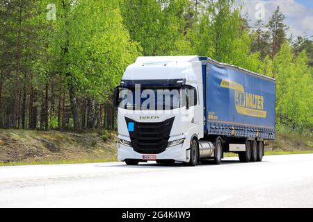 Nuova Iveco S-Way Natural Power, NP, alimentata a gas bianco, camion davanti al semirimorchio sull'autostrada 25 in una giornata di sole. Raasepori, Finlandia. 27 maggio 2021. Foto Stock