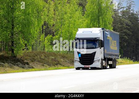 Nuova Iveco S-Way Natural Power, NP, alimentata a gas bianco, camion davanti al semirimorchio sull'autostrada 25 in una giornata di sole. Raasepori, Finlandia. 27 maggio 2021. Foto Stock