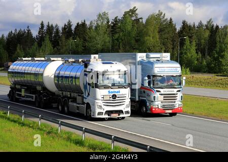 Il trasportatore Scania sorpassa il carro armato Mercedes-Benz in autostrada. I carrelli con carico pesante possono essere molto più lenti in salita. Salo, Finlandia.28 maggio 21 Foto Stock