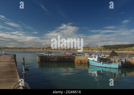 Barche da pesca a Beadnell Harbour, Northumberland UK, Foto Stock