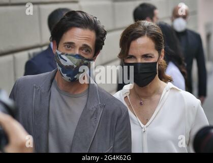 L'attore Adrien Brody e Roberta Armani in posa per i fotografi dopo la sfilata di moda Armani durante le collezioni dell'uomo MFW 2021. Foto Stock