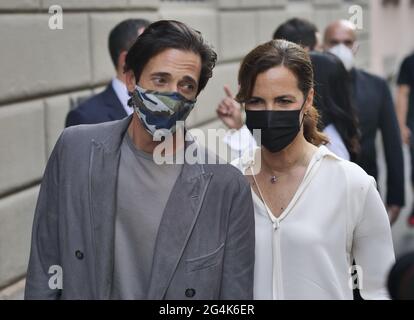 L'attore Adrien Brody e Roberta Armani in posa per i fotografi dopo la sfilata di moda Armani durante le collezioni dell'uomo MFW 2021. Foto Stock