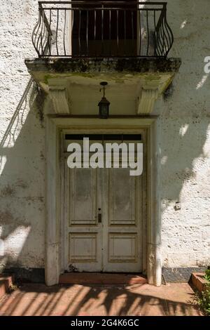 La porta d'ingresso ad una vecchia casa coloniale sulla terra all'angolo di Warai South Road e Dagoretti Road, a Karen, Nairobi. Quale è il luogo proposto per un Foto Stock