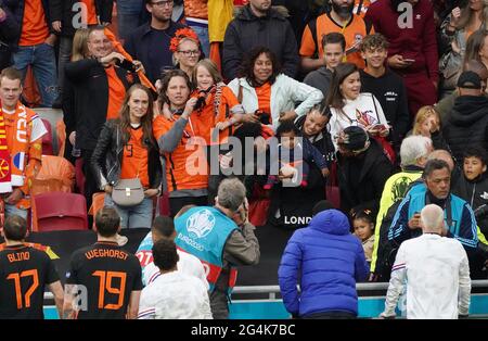 Amsterdam, Paesi Bassi.21 Giugno 2021. Publiek, spettatori durante la partita di calcio UEFA EURO 2020 Gruppo C tra la Macedonia del Nord e i Paesi Bassi il 21 giugno 2021 presso la Johan Cruijff Arena di Amsterdam. Foto di SCS/Soenar Chamid/AFLO (HOLLAND OUT) Foto Stock