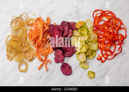 Cumulo di verdure disidratate isolato su bianco come spuntino per vegetariani Foto Stock