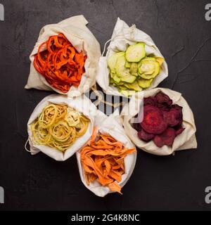 Verdure disidratate in sacchetti di tessuto su nero Foto Stock