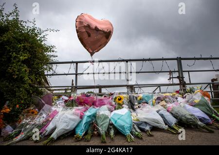 L'omicidio di Gracie Spinks. I fiori lasciarono sulla scena dell'assassinio di Gracie Spinks, vicino a Duckmanton, Derbyshire. Foto Stock