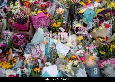 L'omicidio di Gracie Spinks. I fiori lasciarono sulla scena dell'assassinio di Gracie Spinks, vicino a Duckmanton, Derbyshire. Foto Stock