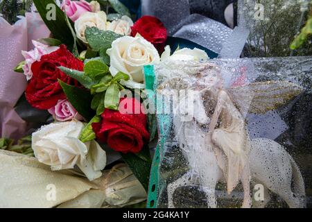 L'omicidio di Gracie Spinks. Fiori lasciati nel Giardino della rimebranza di Gracie Spinks città natale di Old Whittington, Derbyshire. Foto Stock