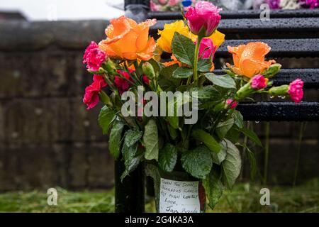 L'omicidio di Gracie Spinks. Fiori lasciati nel Giardino della rimebranza di Gracie Spinks città natale di Old Whittington, Derbyshire. Foto Stock