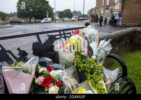 L'omicidio di Gracie Spinks. Fiori lasciati nel Giardino della rimebranza di Gracie Spinks città natale di Old Whittington, Derbyshire. Foto Stock