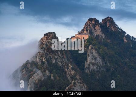 Santuario di Queralt e Eremo di Sant Pere de Madrona all'alba, con nebbia. Vista dalla cima dell'Agulles del Mercadal (Berguedà, Catalogna, Spagna) Foto Stock