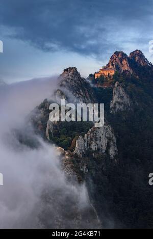 Santuario di Queralt e Eremo di Sant Pere de Madrona all'alba, con nebbia. Vista dalla cima dell'Agulles del Mercadal (Berguedà, Catalogna, Spagna) Foto Stock