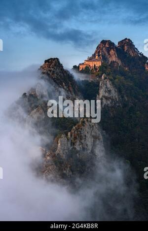Santuario di Queralt e Eremo di Sant Pere de Madrona all'alba, con nebbia. Vista dalla cima dell'Agulles del Mercadal (Berguedà, Catalogna, Spagna) Foto Stock