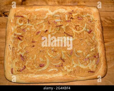 Torta salata con cipolla e salsiccia ricoperta di uova sfornate montate Foto Stock