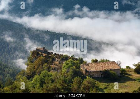 Sant Llorenç dels Porxos Hermitage nei monti Rasos de Peguera con le nuvole basse (Berguedà, Catalogna, Spagna, Pirenei) Foto Stock