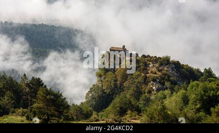 Sant Llorenç dels Porxos Hermitage nei monti Rasos de Peguera con le nuvole basse (Berguedà, Catalogna, Spagna, Pirenei) Foto Stock