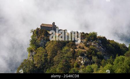 Sant Llorenç dels Porxos Hermitage nei monti Rasos de Peguera con le nuvole basse (Berguedà, Catalogna, Spagna, Pirenei) Foto Stock