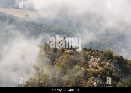 Sant Llorenç dels Porxos Hermitage nei monti Rasos de Peguera con le nuvole basse (Berguedà, Catalogna, Spagna, Pirenei) Foto Stock