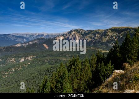 Catena montuosa della Serra d'Ensija vista dal massiccio del Rasos de Peguera in estate (Berguedà, Catalogna, Spagna, Pirenei) Foto Stock