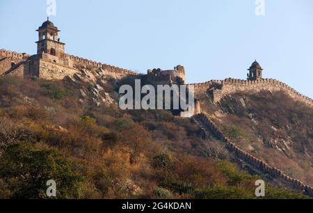 Fortificazione con bastioni di Jaigarh forte e Amer o Amber Città vicino Jaipur città India vista serale Foto Stock