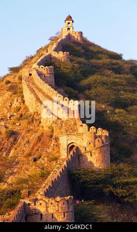 Fortificazione con bastioni di Jaigarh forte e Amer o Amber Città vicino Jaipur città India vista serale Foto Stock