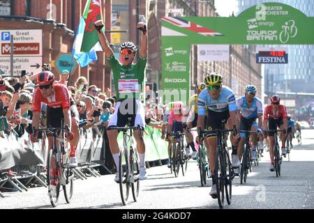 File photo datato 14-09-2019 di Mathieu Van Der Poel celebra la fase vincente otto del OVO Energy Tour della Gran Bretagna da Altrincham a Manchester. Data di emissione: Martedì 22 giugno 2021. Foto Stock