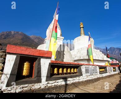 Stupa buddista o chorten con bandiere di preghiera e ruote sulla strada da Lukla a Namche bazar nel villaggio di chaurikharka vicino villaggio chheplung, Khumbu va Foto Stock